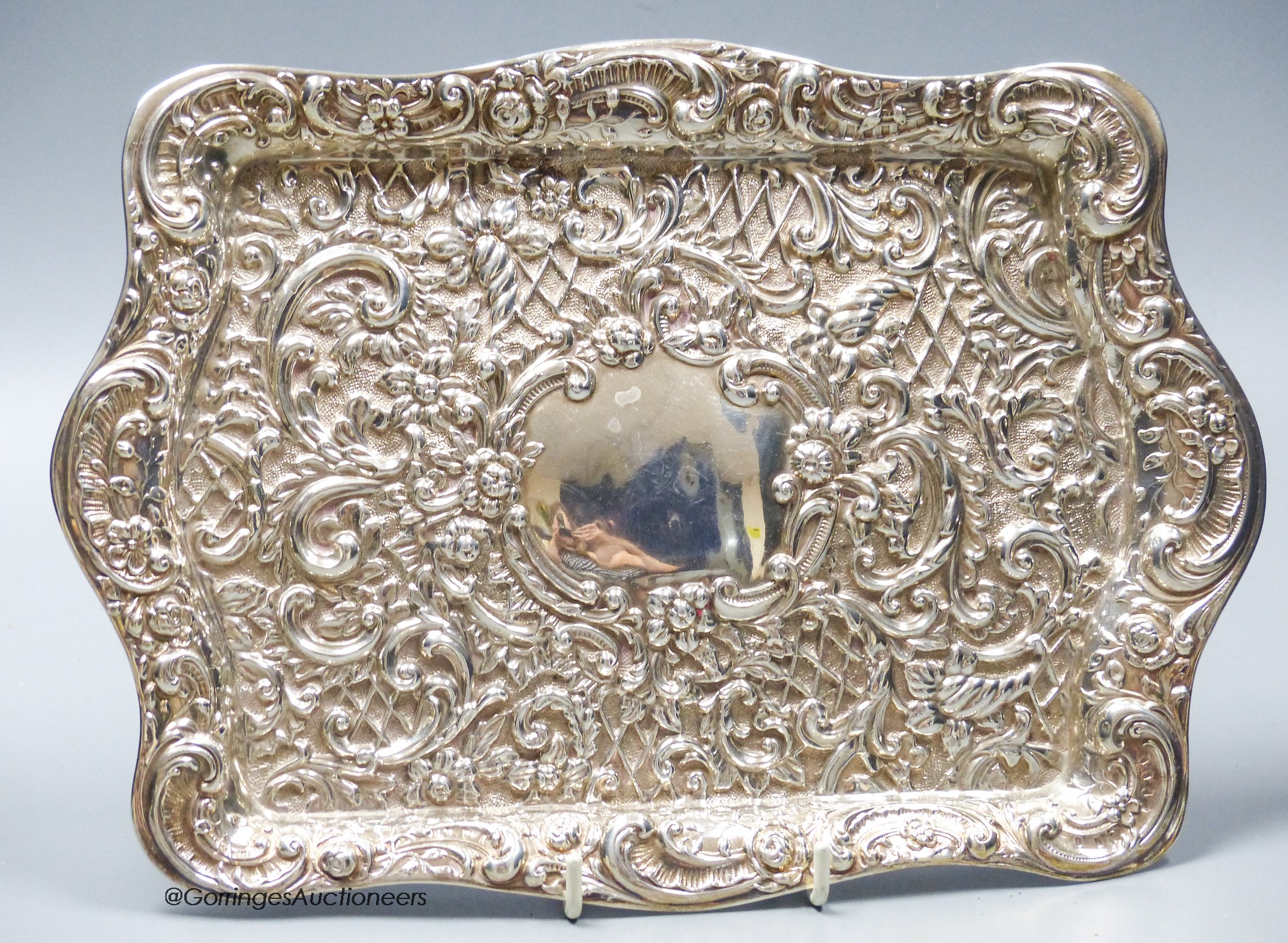 An Edwardian embossed silver rectangular dressing tray, Henry Matthews, Birmingham, 1906, 26,5cm, 5oz.